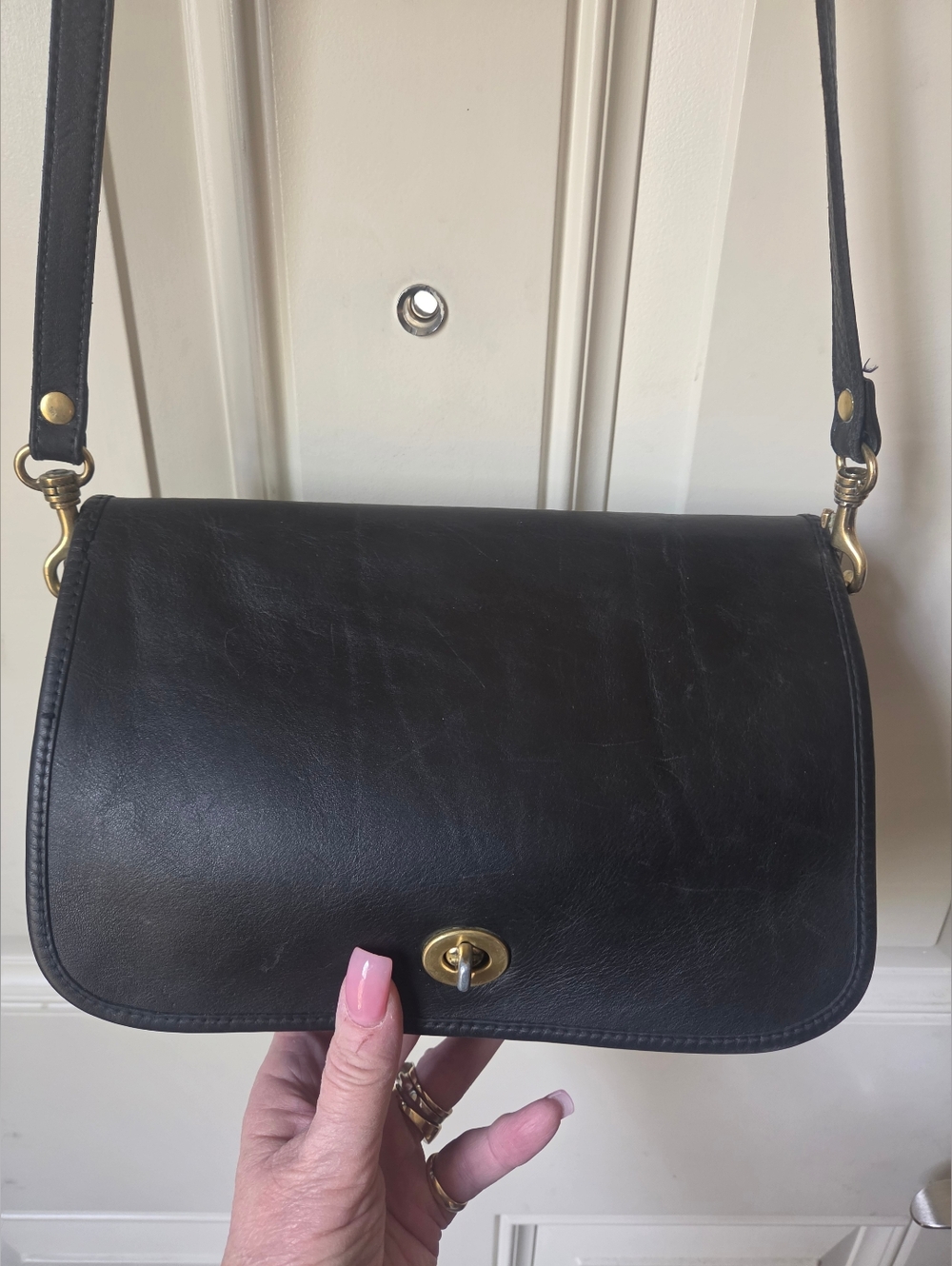 HUNTCLUB• VTG. Turnlock Black Leather Sh/Crossbody Bag. 🖤🧡